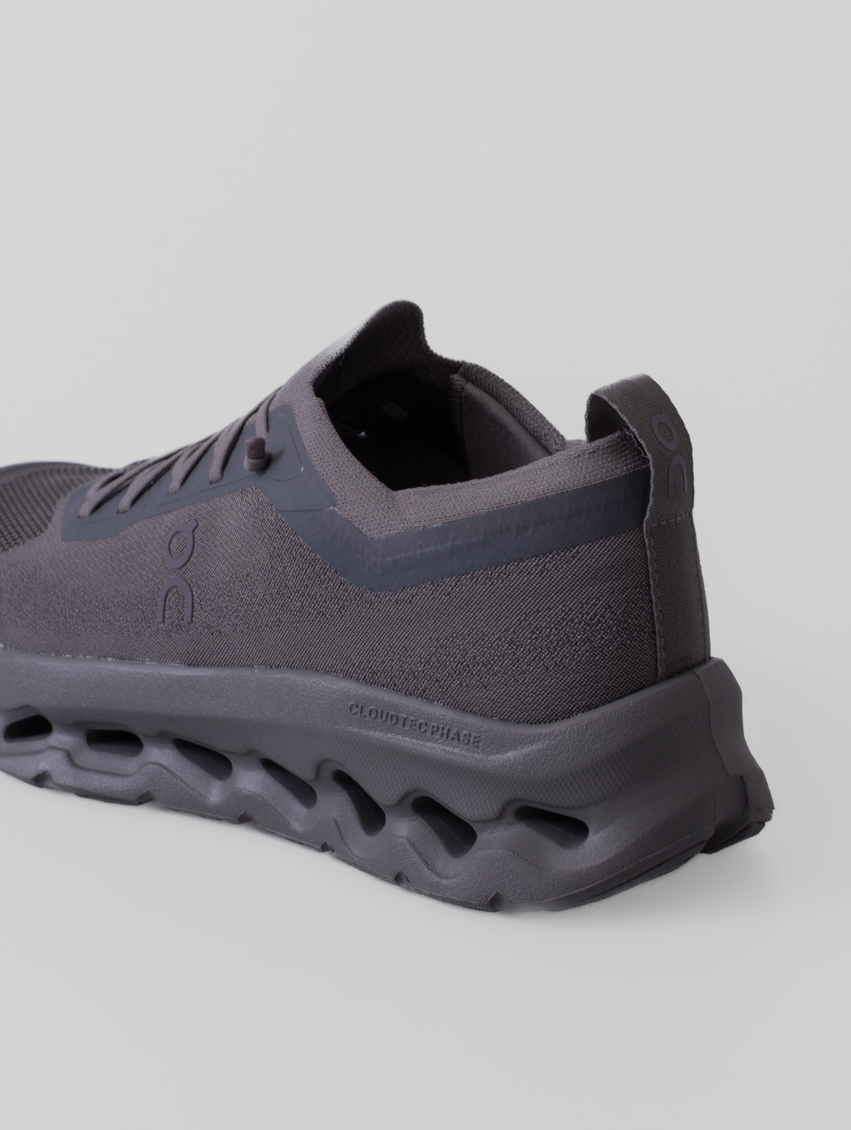 Zapatillas On Cloudtilt Moon en color NICKEL/NICKEL, con detalles de su diseño y construcción