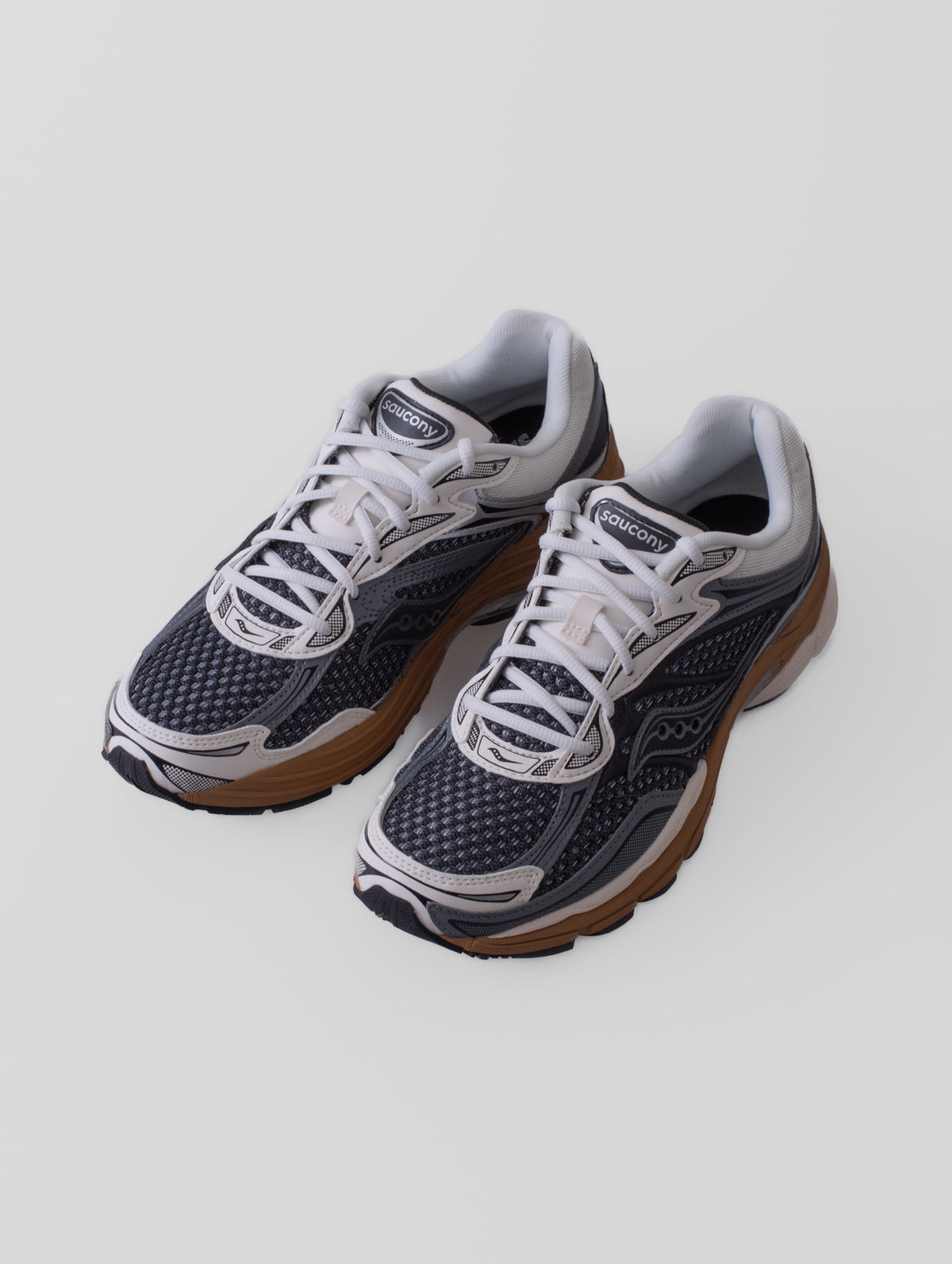 Zapatillas Saucony ProGrid Omni 9 Tech Premium en color GUNMETAL/CIDER, con detalles de su diseño y construcción