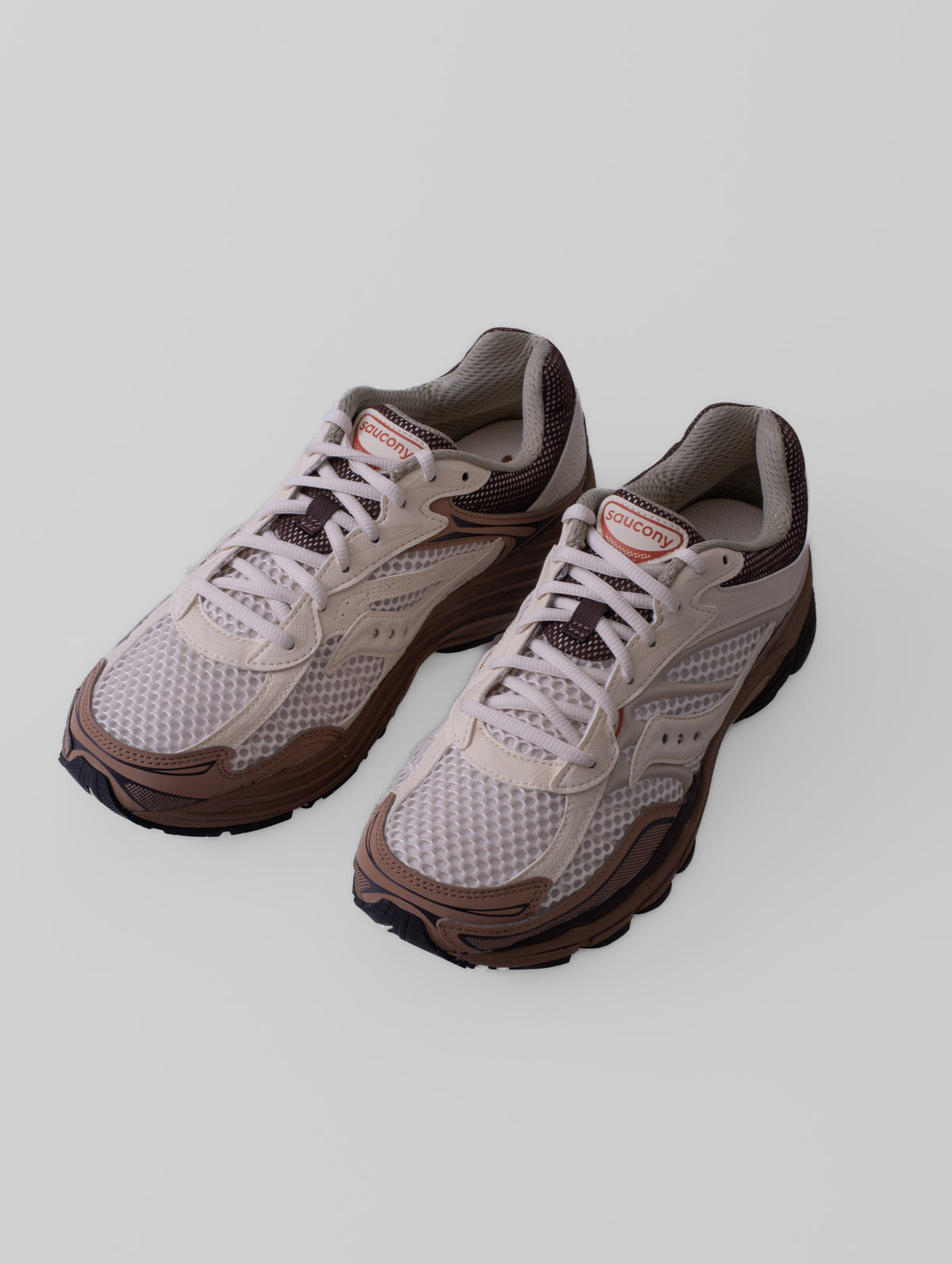 Zapatillas Saucony ProGrid Omni 9 (MATTE) en color ALMOND/COCA, con detalles de su diseño y construcción