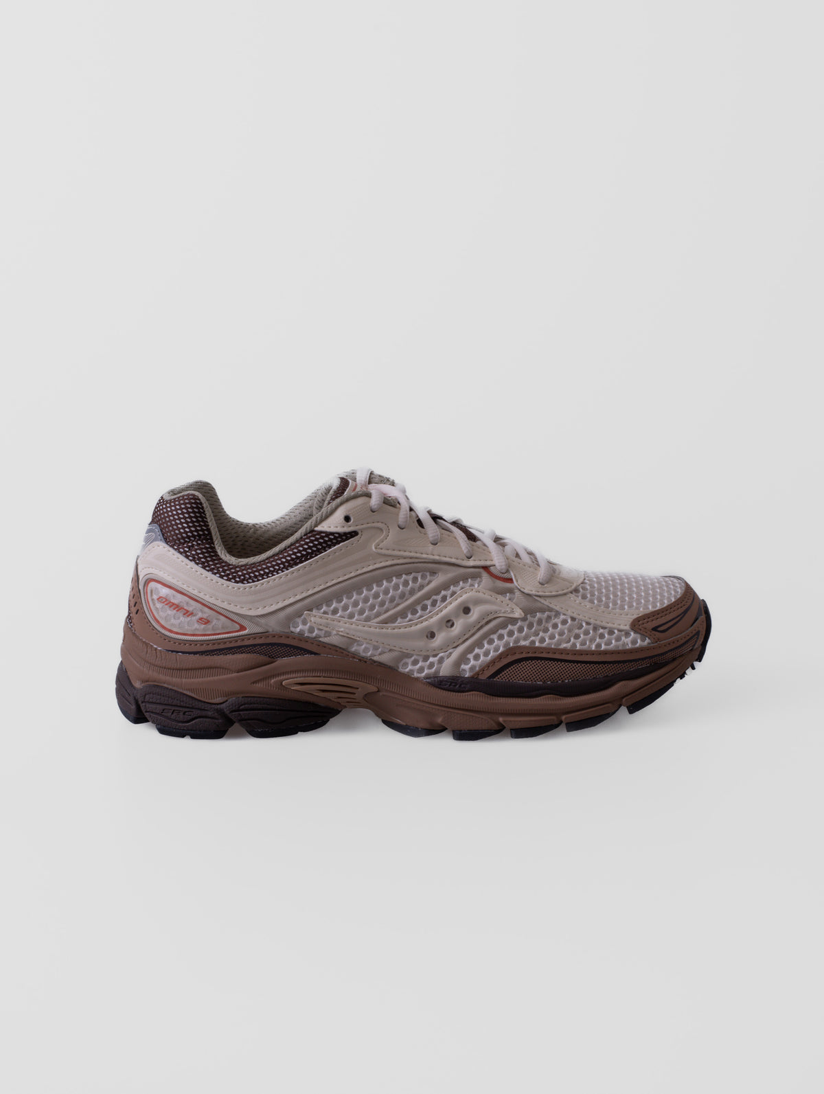 Zapatillas Saucony ProGrid Omni 9 (MATTE) en color ALMOND/COCA, con detalles de su diseño y construcción