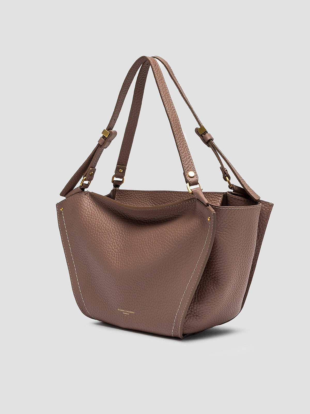 Bolso tote Bloom de Gianni Chiarini en color Espresso de piel granulada con pespuntes en contraste