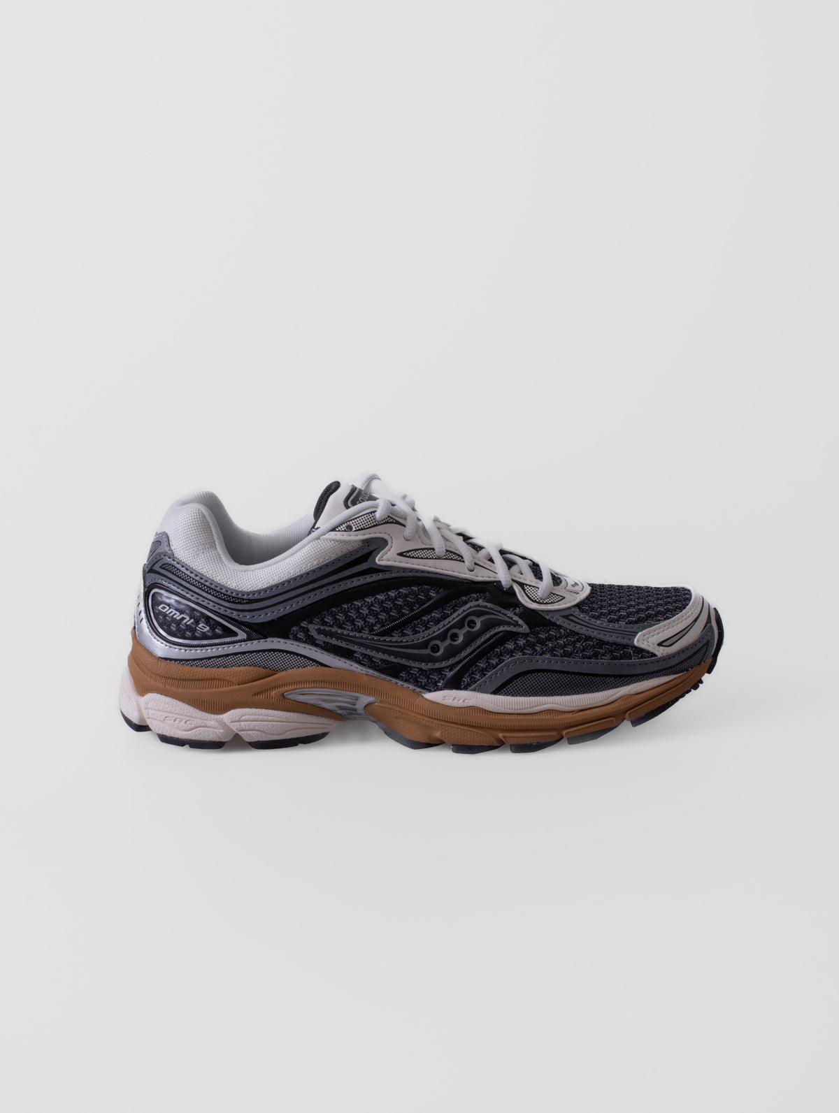 Zapatillas Saucony ProGrid Omni 9 Tech Premium en color GUNMETAL/CIDER, con detalles de su diseño y construcción