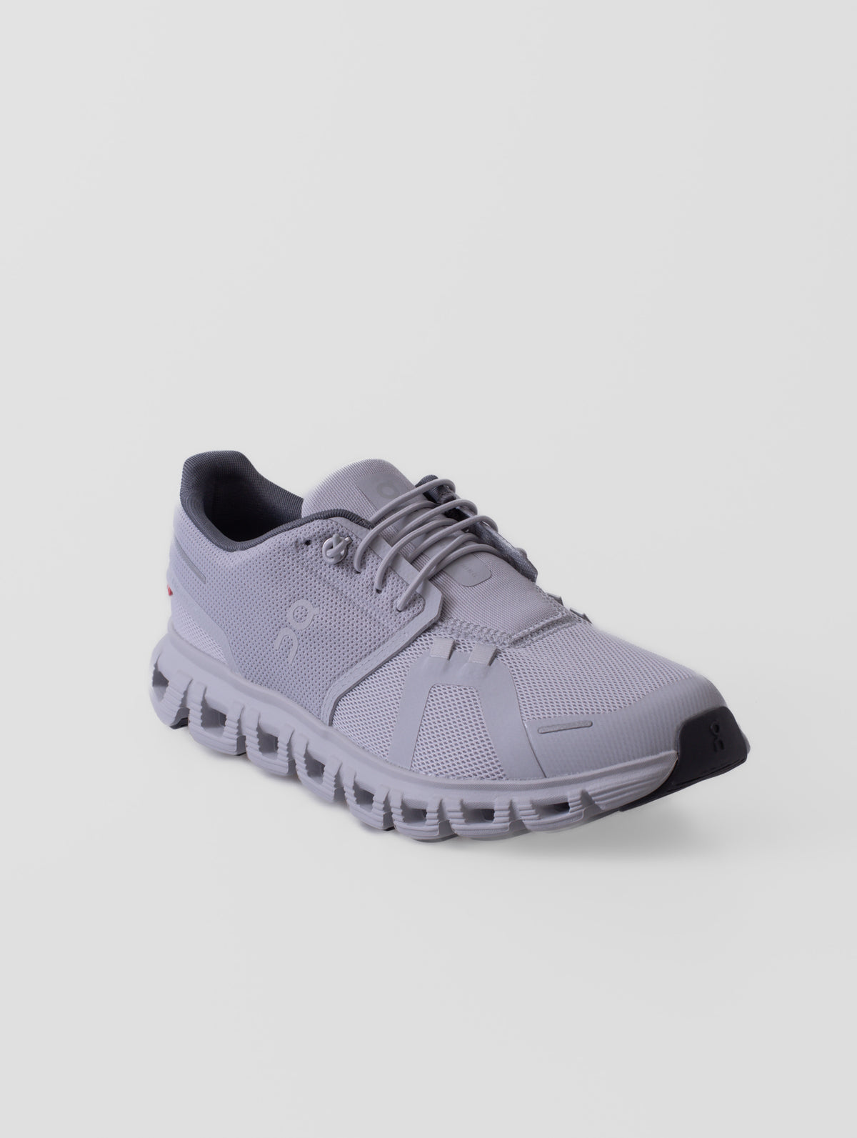 Zapatillas On Cloud 6 en color GLACIER/ECLIPSE, con detalles de su diseño y construcción
