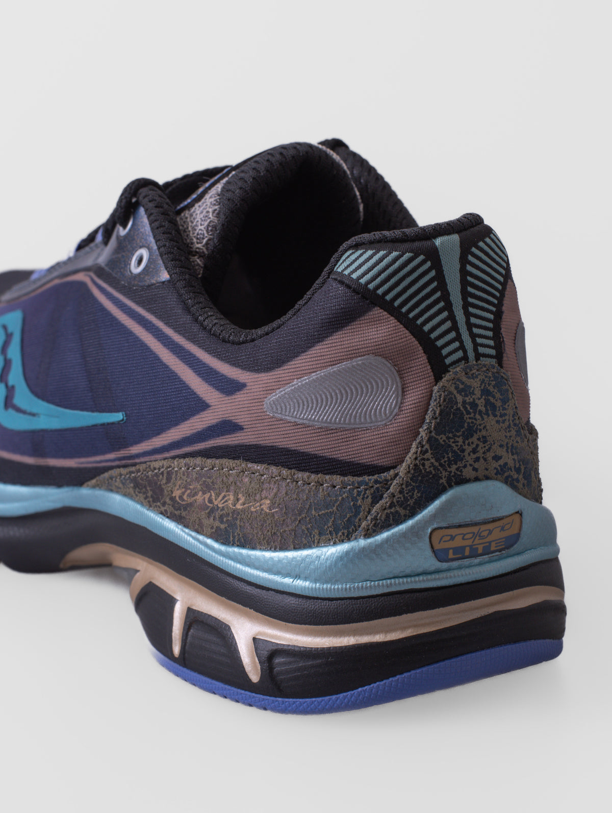 Zapatillas Saucony Daikanyama Kinvara 1 en color BLACK/AUREATE, con detalles de su diseño y construcción