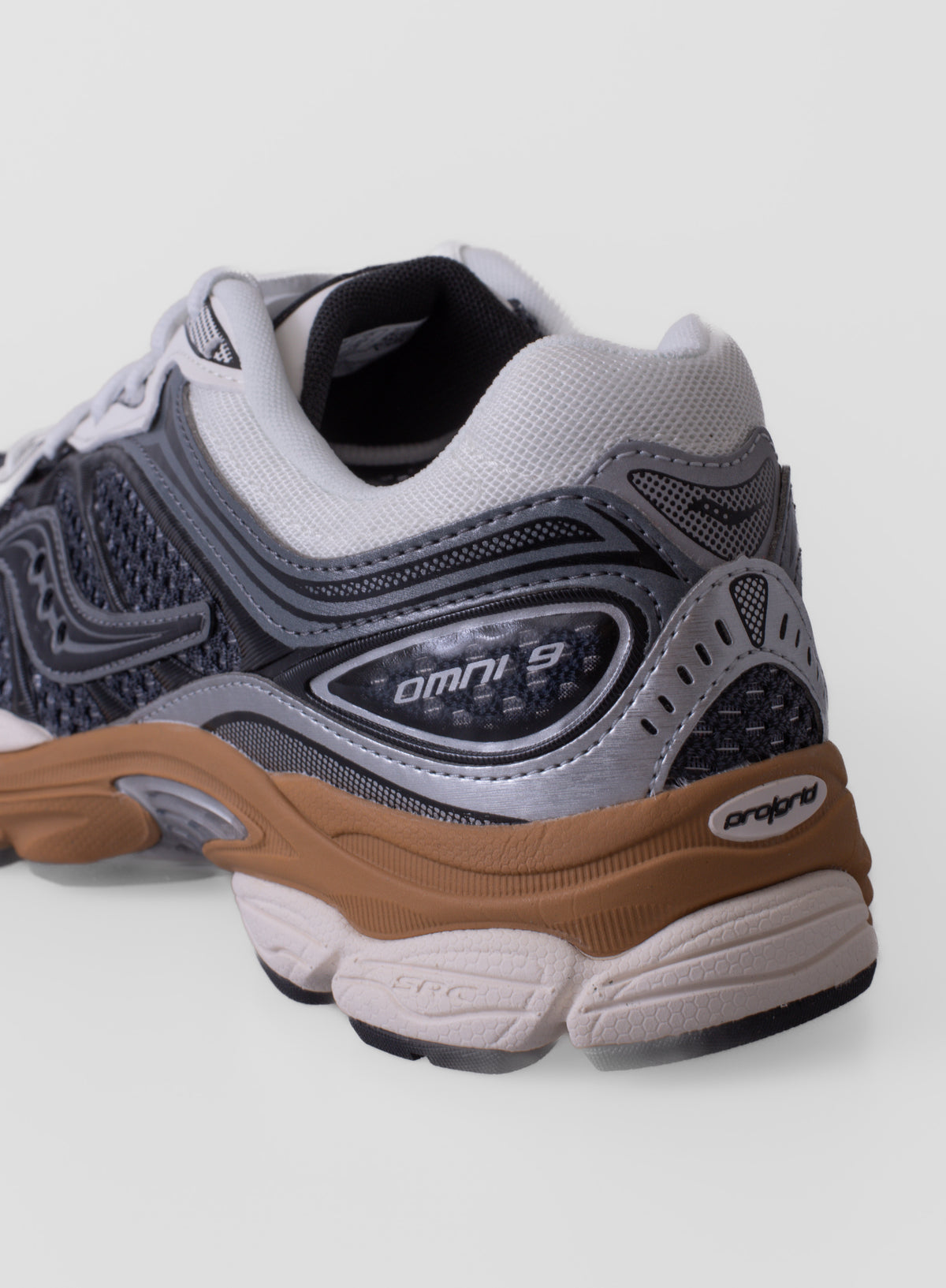 Zapatillas Saucony ProGrid Omni 9 Tech Premium en color GUNMETAL/CIDER, con detalles de su diseño y construcción