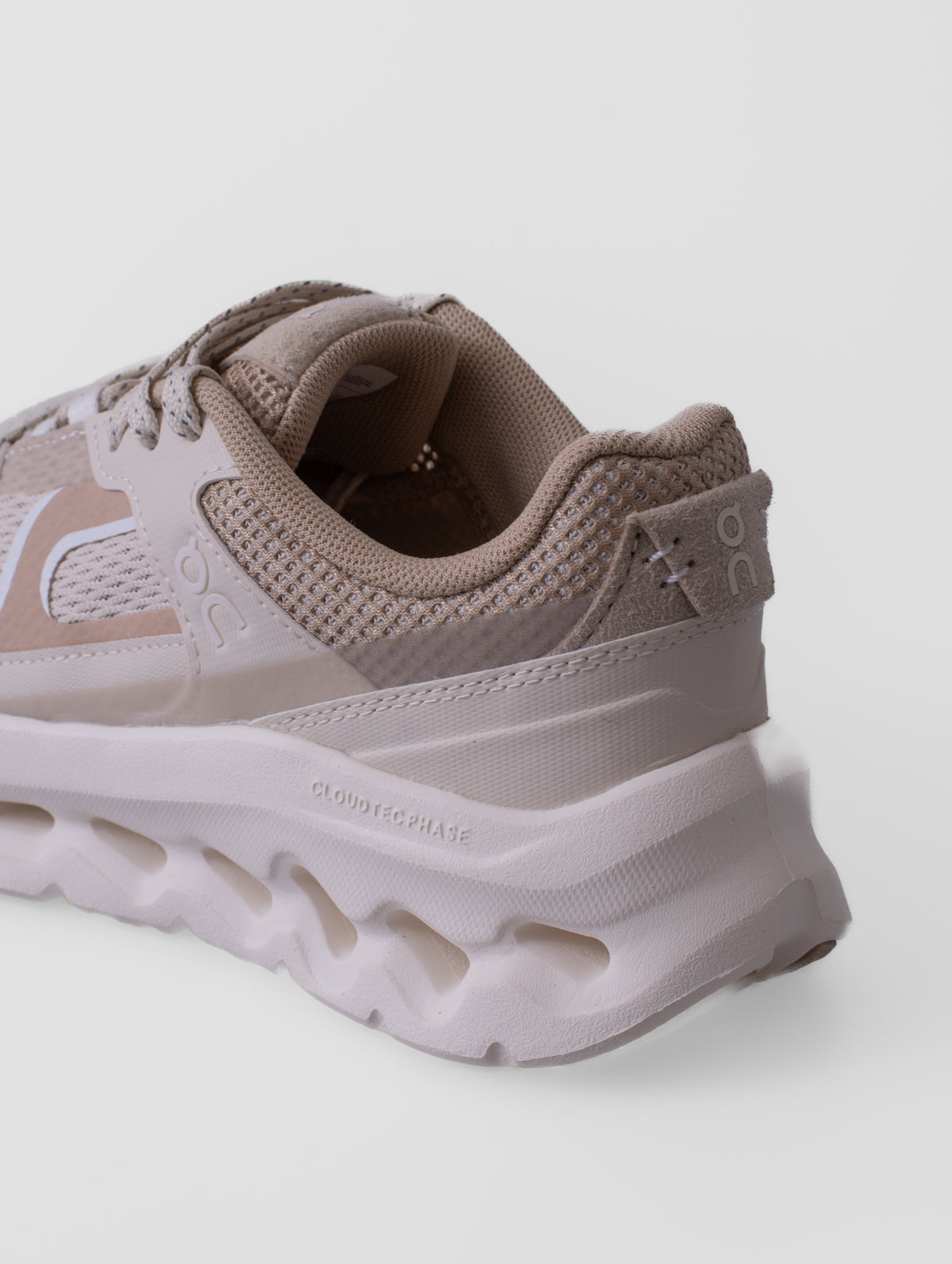 Zapatillas On Cloudtilt Arc en color GRAIN/IVORY, con detalles de su diseño y construcción
