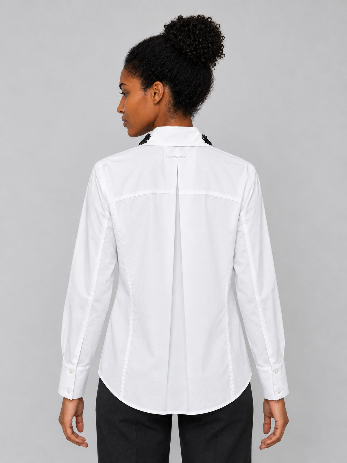 Camisa de algodón ERMANNO Firenze en BIANCO con cuello de abalorios
