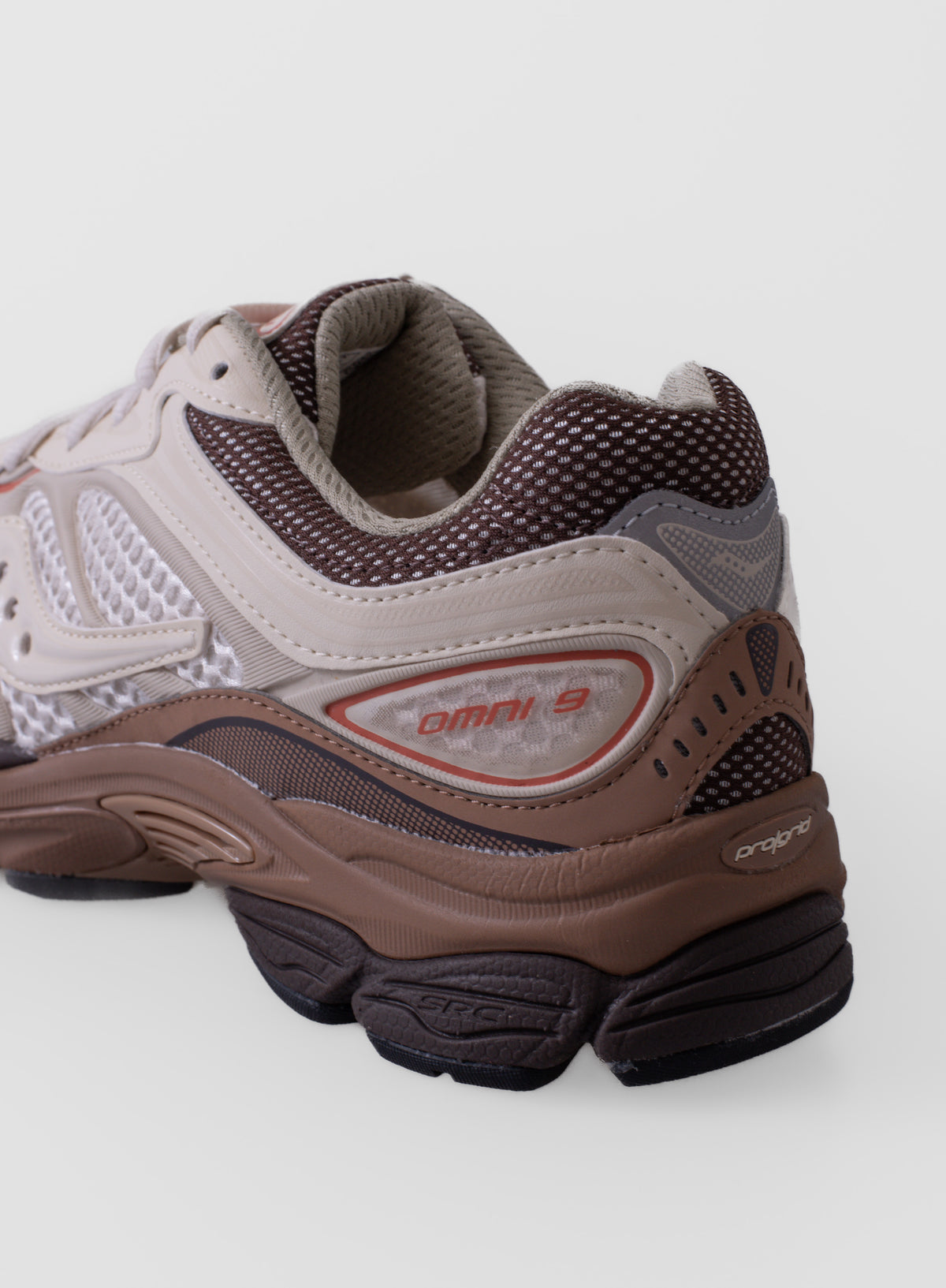 Zapatillas Saucony ProGrid Omni 9 (MATTE) en color ALMOND/COCA, con detalles de su diseño y construcción