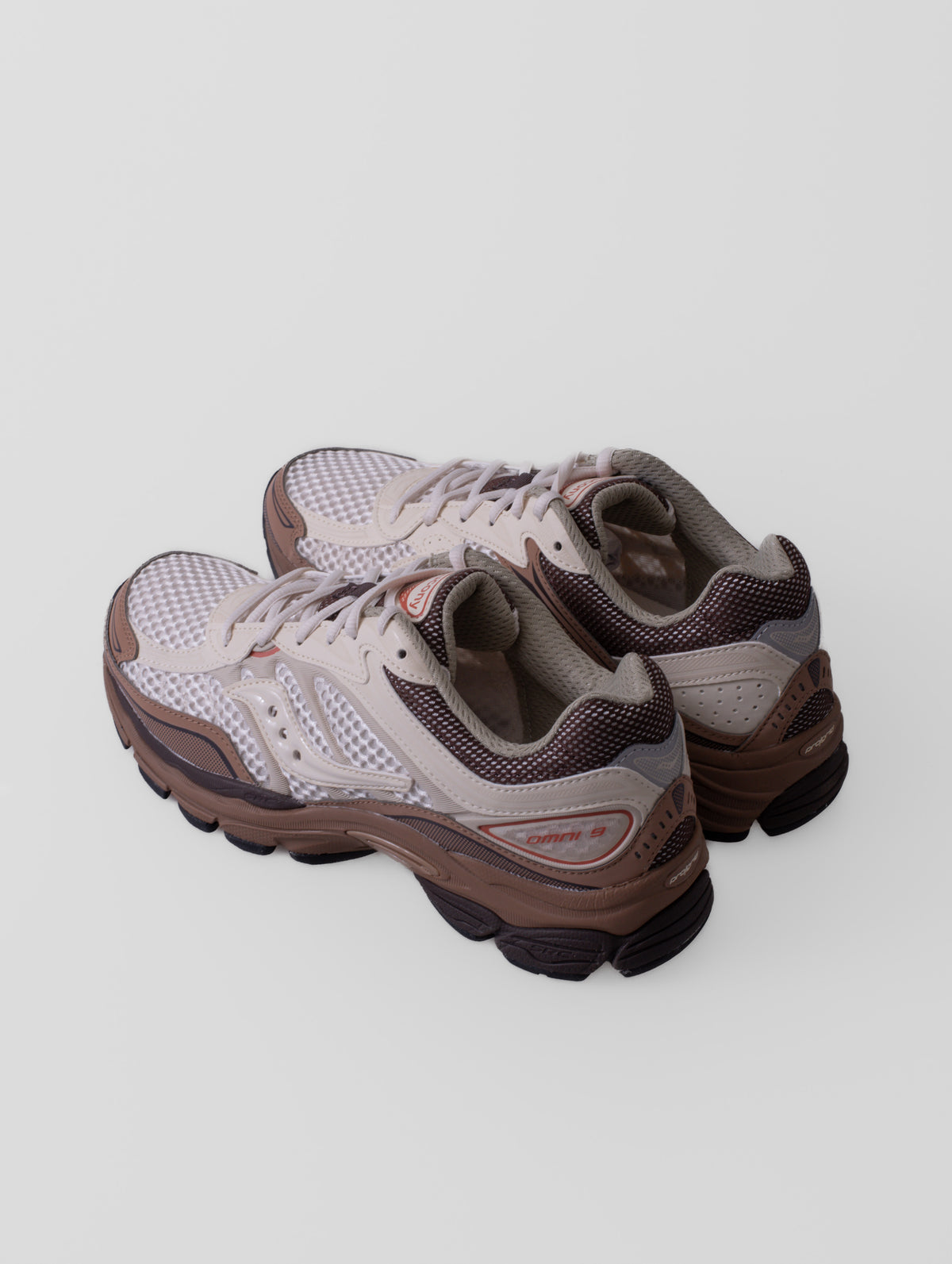 Zapatillas Saucony ProGrid Omni 9 (MATTE) en color ALMOND/COCA, con detalles de su diseño y construcción