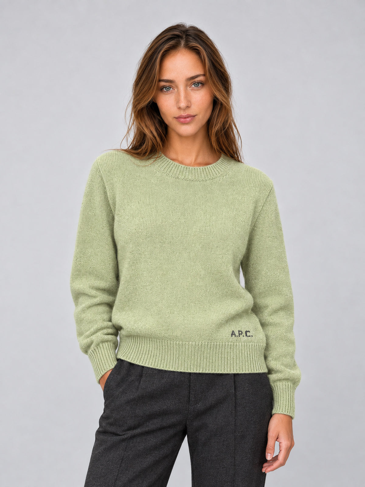 Jersey Anna de A.P.C. en Anise Green de lana con corte boxy y cuello redondo