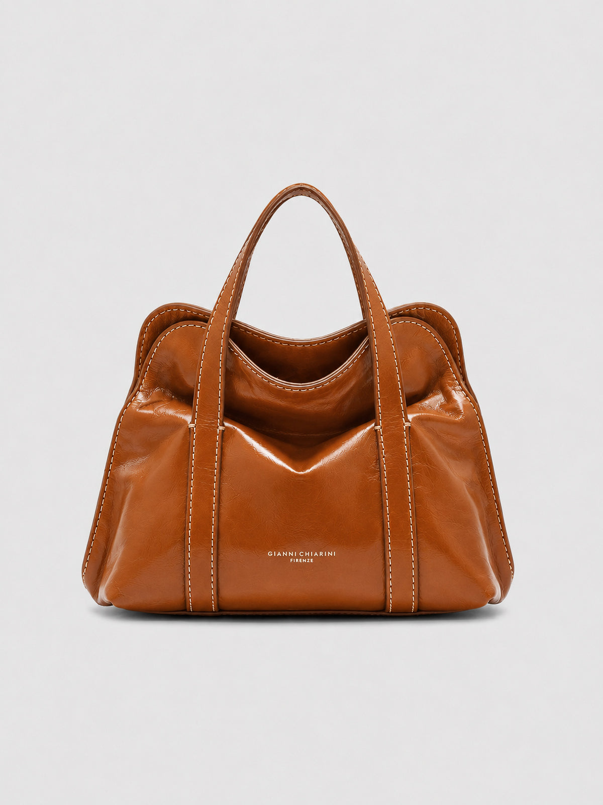 Bolso Marghe de Gianni Chiarini en color Noce de piel encerada con efecto envejecido y dos asas