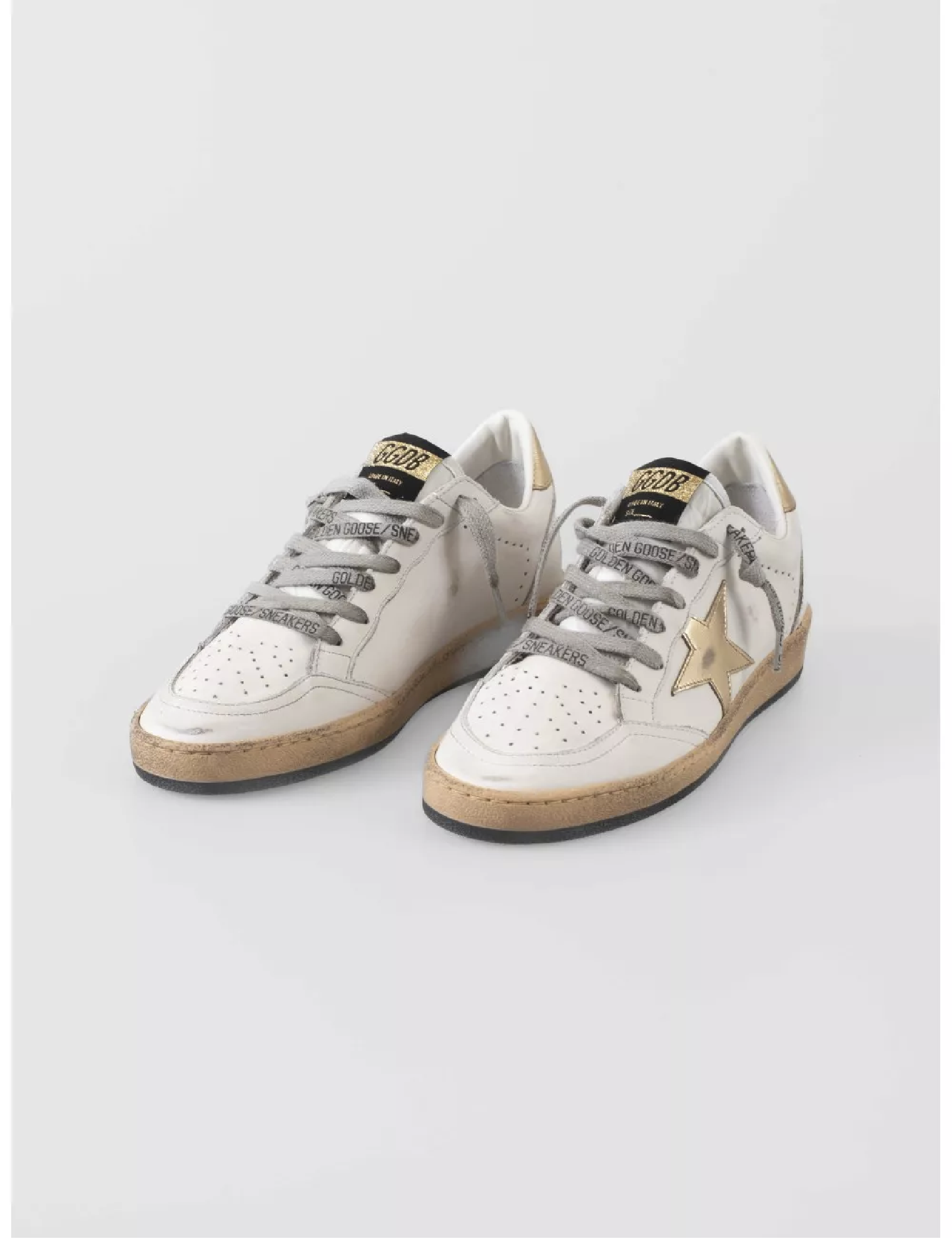 Zapatillas Golden Goose Ball Star de piel blanca con estrella plateada para mujer